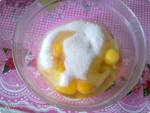 Смешиваем яйца с сахаром (фото 2)