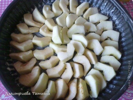 Очищаем яблоки от кожуры и семян и нарезаем в произвольном порядке, смазываем форму, выкладываем яблоки на дно. (фото 5)
