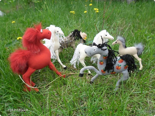 Здравствуйте. Не ожидала, что мои коники вызовут столько отзывов, значит, не я одна неравнодушна к ним! Извините. что не всем сразу ответила.-это из-за нехватки времени. Огромное спасибо вам за добрые, хорошие слова и внимание к моим поделкам. Это вторая партия моего табуна, ещё, надеюсь не последняя. (фото 1)
