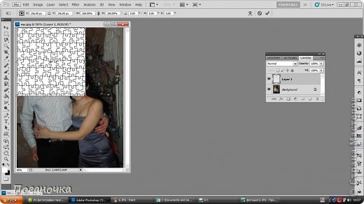 Теперь перетягиваем картинку в верхний левый угол. Установили? Тянем за нижний правый уголок самой картинки с пазлами, пока она не закроет всю фотографию. (фото 9)