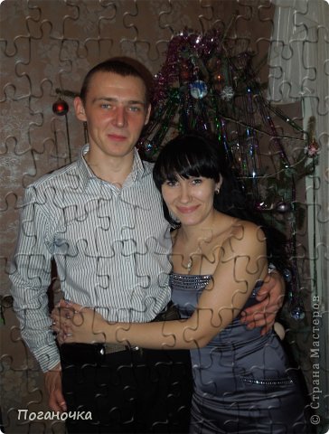 Здравствуйте, дорогие мастера! Приближение нашей с мужем годовщины свадьбы навеяло на меня одну задумку. Но ее я выложу позже, если осуществлю в жизнь. А пока подготовка))) Сегодня весь день посвятила созданию этого МК, заодно и сама научилась))) В фотошопе я самоучка. Поэтому строго не судите. Учусь на своих ошибках) Многих терминов я не знаю))) Будем делать сегодня из фотографии пазлы) Вернее разделять фотографию на пазлы. Ну или как это еще можно сказать? :) Вот что должно получиться: (фото 1)