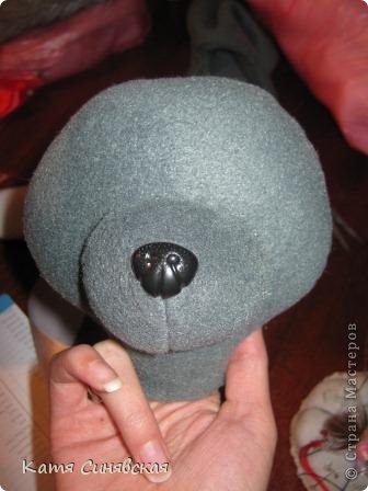 Вот и готова последняя игрушка,которую попросили сделать в садике перед новогодними утренниками.Встречайте волка.Фото будет много,так что будьте готовы.Далее выложен немного неполный МК по шитью этих игрушек,начало процесса не сфотографировано.Фото 17