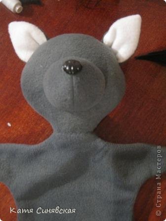 Вот и готова последняя игрушка,которую вас попросили сделать в саду перед новогодними утренниками.Встречайте волка.Фото будет много,так что будьте готовы.Далее размещен немного неполный МК по шитью этих игрушек,начало процесса не сфотографировано.Фото 22