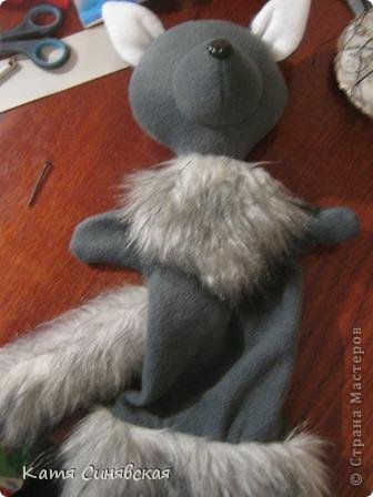 Вот и готова последняя игрушка,которую просили сделать в саду перед новогодними утренниками.Встречайте волка.Фото будет много,так что будьте готовы.Далее выложен немного неполный МК по шитью этих игрушек,начало процесса не сфотографировано.Фото 23