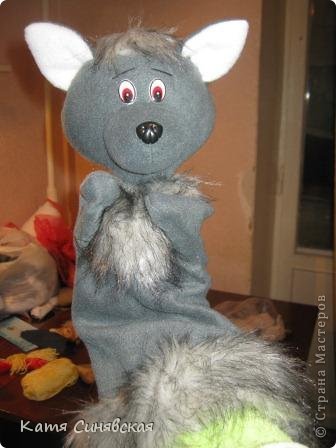 Вот и готова последняя игрушка, которую попросили сделать в саду перед новогодними утренниками.Встречайте волка.Фото будет много, так что будьте готовы.Далее я выложила немного неполный МК по шитью этих игрушек, начало процесса не сфотографировала.Фото 2