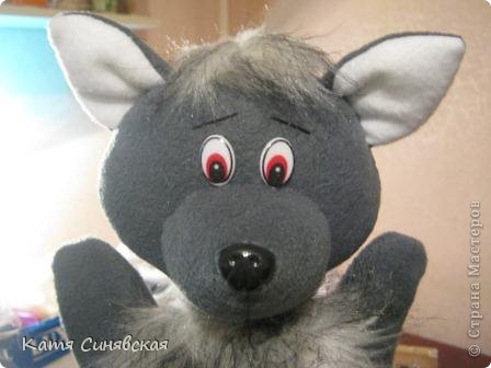 Вот и готова последняя игрушка,которую вас попросили сделать в саду перед новогодними утренниками.Встречайте волка.Фото будет много,так что будьте готовы.Далее выложен немного неполный МК по шитью этих игрушек,начало процесса не сфотографировано.Фото 4