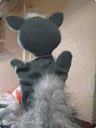 Вот готовая последняя игрушка, которую попросили сделать в саду перед рождественским утром. Познакомьтесь с волком. Будет много фотографий, так что будьте готовы. Далее я разместила немного неполный МК по шитью этих игрушек, начало процесса не сфотографировано. фото 5