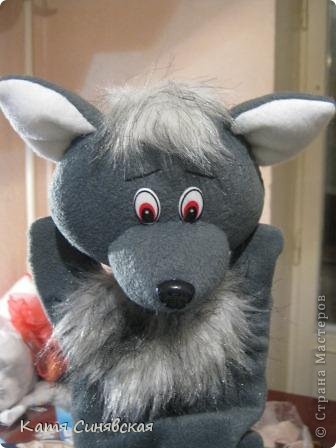 Вот готовая последняя игрушка, которую я попросила сделать в саду перед началом новогодних утренников. Познакомьтесь с волком. Будет много фотографий, так что будьте готовы. Далее я разместила немного неполный МК по шитью этих игрушек, начало процесса не сфотографировано. фото 1