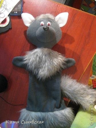 Вот и готова последняя игрушка, которую вас попросили сделать в саду перед новогодними утренниками.Встречайте волка.Фото будет много, так что будьте готовы.Далее выложен немного неполный МК по шитью этих игрушек, начало процесса не сфотографировано.Фото 7