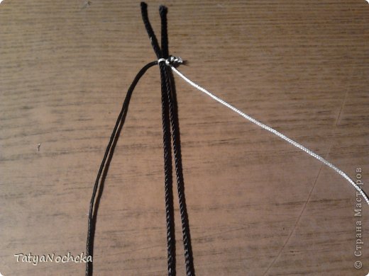 Завязываем самый обыкновенный узелочек. на расстоянии 5-7 см от кончиков нитки. (фото 5)