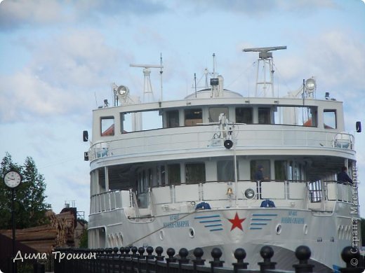 теплоход Мамин-Сибиряк,привёз туристов в этот красивый городок (фото 22)