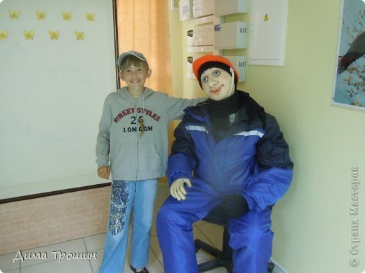 А это я в местном краеведческом музее,при входе сидит вот такой добродушный охранник. (фото 36)