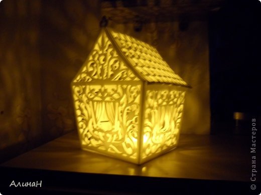 Этот домик я сделала из потолочной плитки.А схему взяла вот тут https://stranamasterov.ru/node/356697?c=favorite, Он получился больше оригинала.Внутрь ставлю свечку в камне,вечером зажигаю,и идет такой красивый свет! фото 2