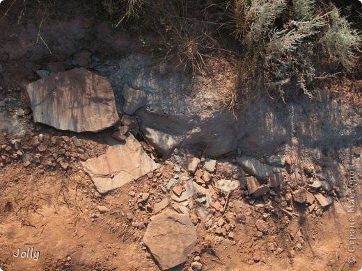 Интересное явление - с одной стороны расселины сланец красный, а с другой - зеленовато-серый. (фото 17)