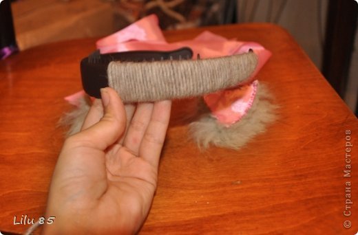 Сделайте рога для козы.Вам понадобятся: любая пластиковая бутылка, лента. ножницы, серая лента и розовая лента, вата, обруч, желательно широкий, толстая серая шерстяная нить, клеевой пистолет, старый меховой воротник серого или другого меха. Украсьте углы цветами или лентами разных цветов. Сначала разрежьте пластиковую бутылку на два квадрата. Скрутите квадраты в 