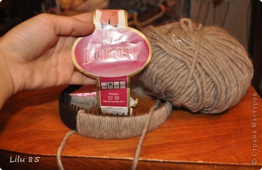 Для изготовления рожек для козы нам понадобятся: любая пластиковая бутылка, липкая лента, ножницы, серая и розовая лента, вата, обруч, желательно широкий, толстая серая шерстяная нить, клеевой пистолет, старый серый меховой воротник или другой мех. Украсьте углы цветами или лентами разных цветов. Для начала разрежьте пластиковую бутылку на два квадрата. Скрутите квадраты, чтобы получилась плюшевая игрушка, и прикрепите ее липкой лентой. С первого раза может не получиться, поэтому покрутите и отпустите квадратики несколько раз, чтобы 