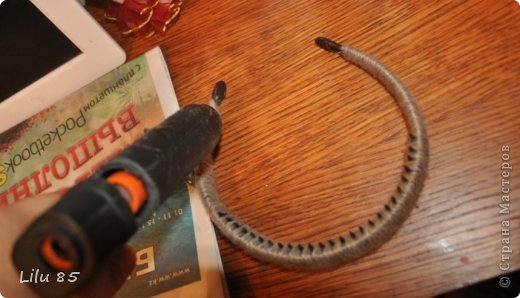 Вам понадобятся: любая пластиковая бутылка, липкая лента, ножницы, серая и розовая лента, вата, широкий ободок, толстая серая шерстяная нить, клеевой пистолет, старый серый меховой воротник или другой мех. Украсьте углы цветами или лентами разных цветов. Для начала разрежьте пластиковую бутылку на два квадрата. Скрутите квадраты, чтобы получилась плюшевая игрушка, и прикрепите ее липкой лентой. С первого раза может не получиться, поэтому покрутите и отпустите квадратики несколько раз, чтобы 