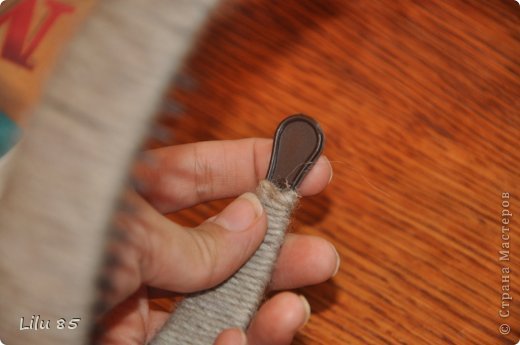 Для изготовления рожек для козы нам понадобятся: любая пластиковая бутылка, липкая лента, ножницы, серая и розовая лента, вата, обруч, желательно широкий, толстая серая шерстяная нить, клеевой пистолет, старый серый меховой воротник или другой мех. Украсьте углы цветами или лентами разных цветов. Сначала разрежьте пластиковую бутылку на два квадрата. Скрутите квадраты в 