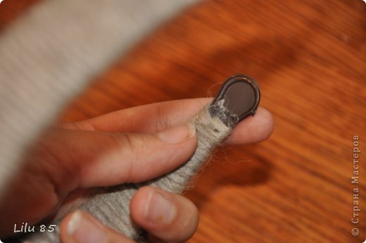 Для изготовления рожек для вашей козы вам понадобятся: любая пластиковая бутылка, клейкая лента, ножницы, серая и розовая лента, вата, обруч, желательно широкий, толстая серая шерстяная нить, клеевой пистолет, старый серый меховой воротник или другой мех. Украсьте углы цветами или лентами разных цветов. Для начала разрежьте пластиковую бутылку на два квадрата. Скрутите квадраты, чтобы получилась плюшевая игрушка, и прикрепите ее липкой лентой. С первого раза может не получиться, поэтому покрутите и отпустите квадратики несколько раз, чтобы 