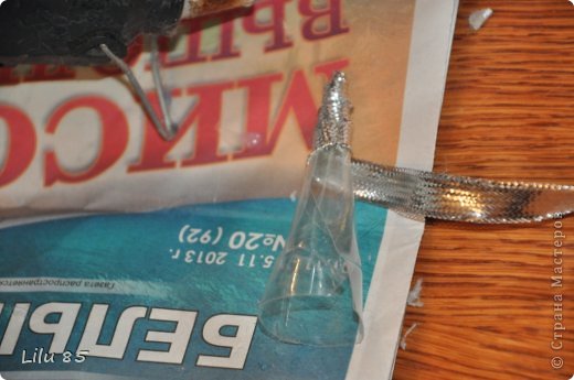 Для изготовления рожек для козы нам понадобятся: любая пластиковая бутылка, липкая лента, ножницы, серая и розовая лента, вата, обруч, желательно широкий, толстая серая шерстяная нить, клеевой пистолет, старый серый меховой воротник или другой мех. Украсьте углы цветами или лентами разных цветов. Сначала разрежьте пластиковую бутылку на два квадрата. Скрутите квадраты в 