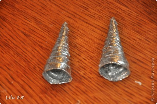 Сделайте рога для козы.Вам понадобятся: любая пластиковая бутылка, лента. ножницы, серая лента и розовая лента, вата, обруч, желательно широкий, толстая серая шерстяная нить, клеевой пистолет, старый меховой воротник серого или другого меха. Украсьте углы цветами или лентами разных цветов. Для начала разрежьте пластиковую бутылку на два квадрата. Скрутите квадраты, чтобы получилась плюшевая игрушка, и прикрепите ее липкой лентой. С первого раза может не получиться, поэтому покрутите и отпустите квадратики несколько раз, чтобы 