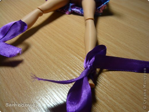 Чтобы сделать пуанты для куклы понадобится: 2 Любых Ленточки и Кукла. фото 4