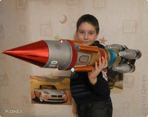 Ракета из бутылки ко дню космонавтики. Ракета поделка. Необычный макет ракеты. Ракета из подручных материалов. Ракета поделка для детей.