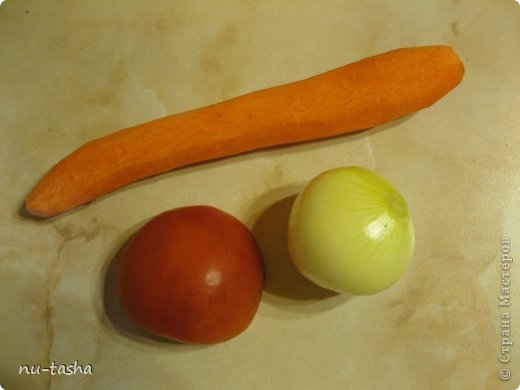  Овощи-морковь, лук репчатый, помидор-моем, чистим. Морковь трем на крупной терке, лук и помидор режем кубиками. (фото 2)