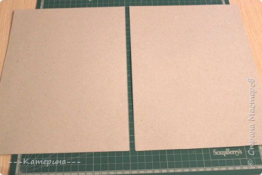 Из картона вырезаем 2 прямоугольника размером 20х27 см.Кладем листы рядом, оставляем зазор между ними 7-8 мм по длинной стороне. (фото 5)