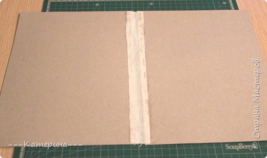 Вырезаем из светлой ткани - 2 полоски размером 3х27 см и наклеиваем полоски ткани с обеих сторон картона.Можно вместо ткани взять полоски бумаги такого же размера, только после приклеивания нужно пробиговать сгиб. (фото 6)