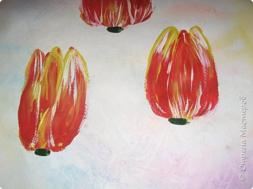 Скоро 8 марта, предлагаю нарисовать тюльпаны в двух вариантах. Я обещала детям, что будет что-нибудь необычное в технике рисования, пришлось выполнять обещание. фото 16