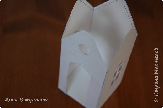 Склеиваем низ и боковую часть часовни. (фото 7)