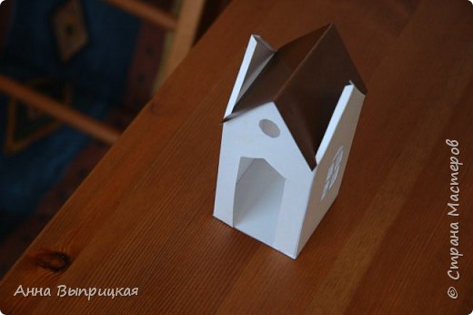 По линиям сгиба заворачиваем во внутрь верхние края часовни. Сгибаем пополам прямоугольную часть крыши и приклеиваем ее к часовне. (фото 8)