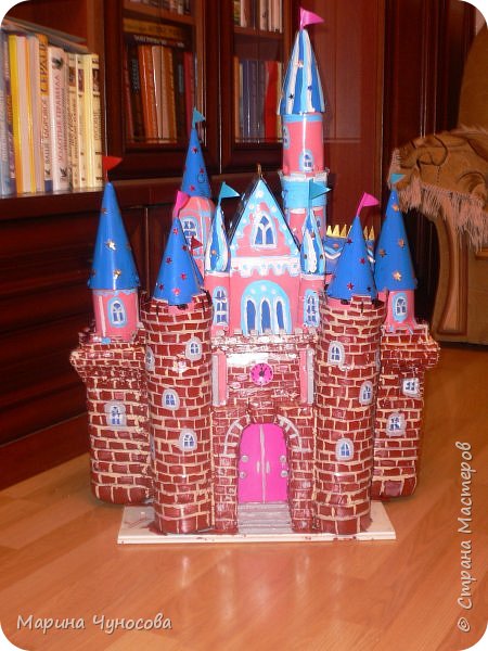 детский домик из бутылок. замок из бутылок пластиковых. замок из клеевого пистолета. замок из пластиковых бутылок. замок из крышек.