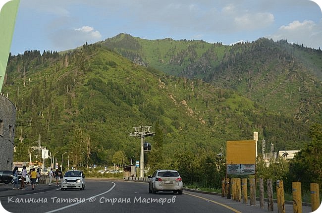 Ну начнём Прогулку?! Это фото ещё во время движения автомобиля))) Какой там Чистый и Свежий воздух. Ах! Если выехав из города мы умирали от жары (в городе было +36) , то подъехав к горам температура стала +28, а чем выше, тем всё прохладнее и прохладнее. Чудесное Ощущение Свежести! Хочется дышать полной грудью. (фото 2)
