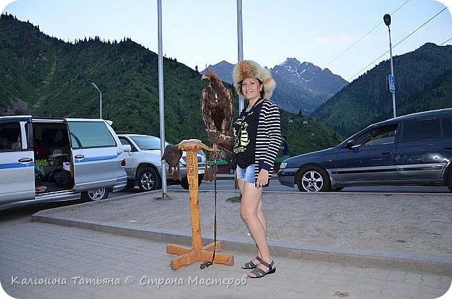 После небольшой передышки пошли прогуляться и посмотреть, что и где есть! И вот набрели на Беркута)) Конечно же я не могла пройти мимо! Фото на память)))))) Птица Оооочень большая и тяжёлая. Вес не менее 10 кг))))))) Держать руку на весу было тяжело, поэтому опёрла её на подставку))) На руку мне одели кожанную перчатку, когти у Беркута огого))))))))) (фото 30)
