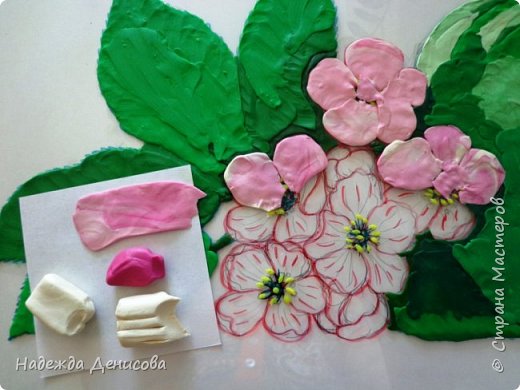 Возьмите кусочек розового и белого пластилина. Слепите их вместе и немного помните пальцами, чтобы остались полоски розовые и белые. Сформируйте лепестки и налепите на контуры каждого цветка. (фото 13)