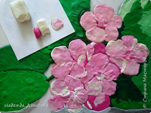 Вот такие цветочки получились. Розовым пластилином сделайте бутоны. (фото 14)
