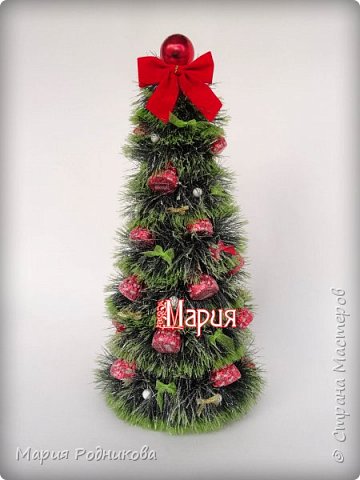 Ну а какой Новый год без елочек?!
Это елочка-колпак)) Внутрь можно положить подарок и елочка продолжит радовать своего хозяина! Ну а после праздников конфетки можно и съеть)) (фото 1)
