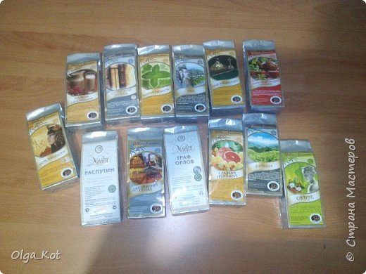 Дорогие ремесленники и мастерицы, я сделала этот бумажный торт в подарок на день рождения своей бабушке. Каждая коробка содержит пачку чая. Я украсила их бумажными цветами и стразами. В центре торта был приклеен букет цветов из шоколадных конфет. Фото 2