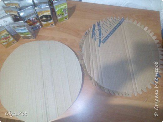 Дорогие ремесленники и мастерицы, я сделала этот бумажный торт в подарок на день рождения своей бабушке. Каждая коробка содержит пачку чая. Я украсила их бумажными цветами и стразами. В центре торта я приклеила букет цветов из шоколадных конфет. фото 6