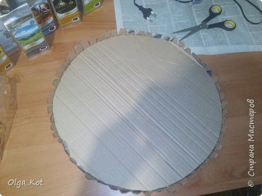 Дорогие мастерицы, я сделала этот бумажный торт в подарок на день рождения своей бабушке. Каждая коробка содержит пачку чая. Украшена бумажными цветами и стразами. В центре торта я приклеила букет цветов из шоколадных конфет. фото 7