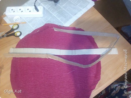 Дорогие мастерицы, я сделала этот бумажный торт в подарок на день рождения своей бабушке. Каждая коробка содержит пачку чая. Украшена бумажными цветами и стразами. В центре торта я приклеила букет цветов из шоколадных конфет. фото 8