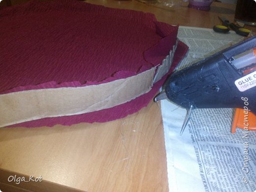 Дорогие мастерицы, я сделала этот бумажный торт в подарок на день рождения своей бабушке. Каждая коробка содержит пачку чая. Украшена бумажными цветами и стразами. В центре торта я приклеила букет цветов из конфет. фото 9