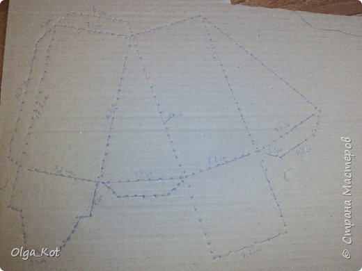 Дорогие мастерицы, я сделала этот бумажный торт в подарок на день рождения своей бабушке. Каждая коробка содержит пачку чая. Украшена бумажными цветами и стразами. В центре торта я приклеила букет цветов из шоколадных конфет. фото 12