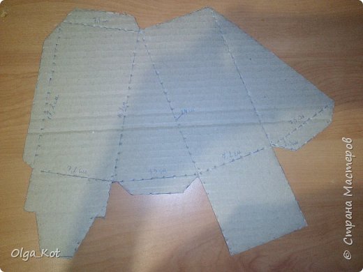 Дорогие мастерицы, я сделала этот бумажный торт в подарок на день рождения своей бабушке. Каждая коробка содержит пачку чая. Украшена бумажными цветами и стразами. В центре торта я приклеила букет цветов из конфет. фото 13