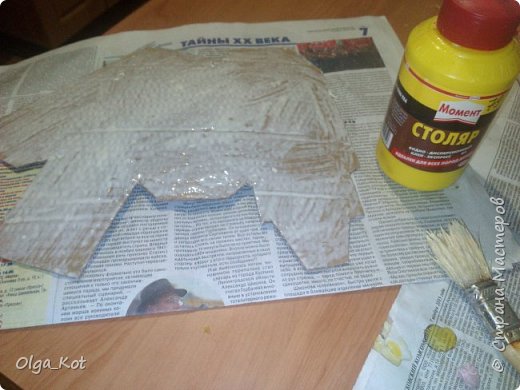 Дорогие ремесленники и мастерицы, я сделала этот бумажный торт в подарок на день рождения своей бабушке. Каждая коробка содержит пачку чая. Я украсила их бумажными цветами и стразами. В центре торта я приклеила букет цветов из шоколадных конфет. фото 14