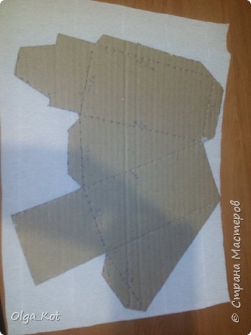 Дорогие мастерицы, я сделала этот бумажный торт в подарок на день рождения своей бабушке. Каждая коробка содержит пачку чая. Украшена бумажными цветами и стразами. В центре торта я приклеила букет цветов из шоколадных конфет. фото 15