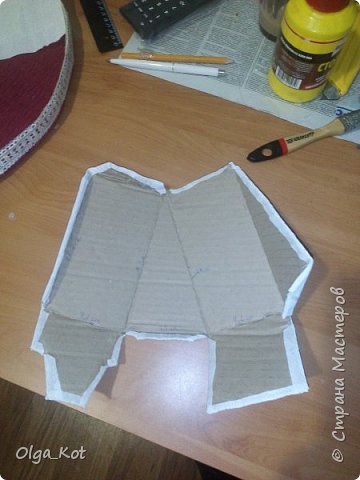 Дорогие мастерицы, я сделала этот бумажный торт в подарок на день рождения своей бабушке. Каждая коробка содержит пачку чая. Украшена бумажными цветами и стразами. В центре торта я приклеила букет цветов из шоколадных конфет. фото 16