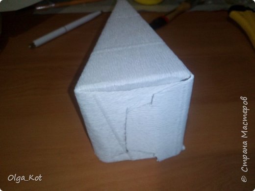 Дорогие ремесленники и мастерицы, я сделала этот бумажный торт в подарок на день рождения своей бабушке. Каждая коробка содержит пачку чая. Я украсила их бумажными цветами и стразами. В центре торта я приклеила букет цветов из шоколадных конфет. Фото 18